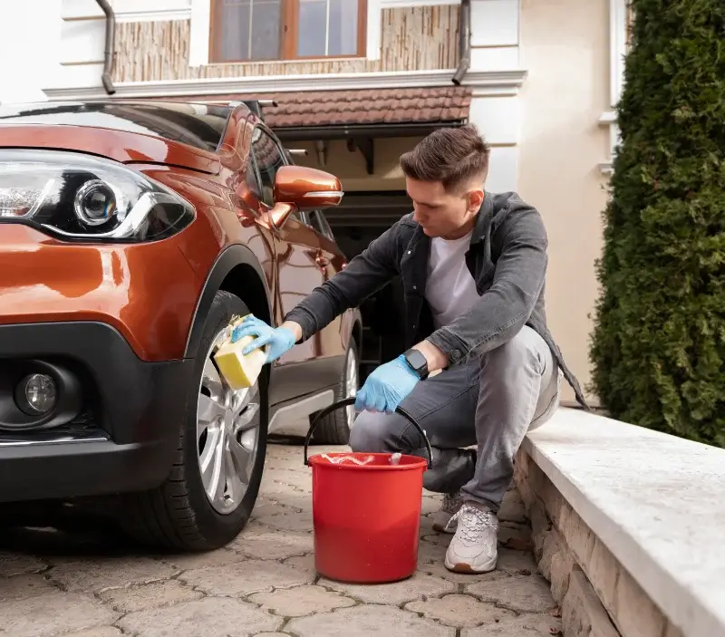 Lavage auto à domicile Saint Privat en Périgord : professionnel intervenant sur un véhicule